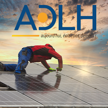 Installateur de panneaux solaires sur un toit au coucher du soleil.