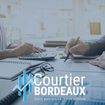 Deux personnes discutant de graphiques financiers, logo Courtier Bordeaux superposé.