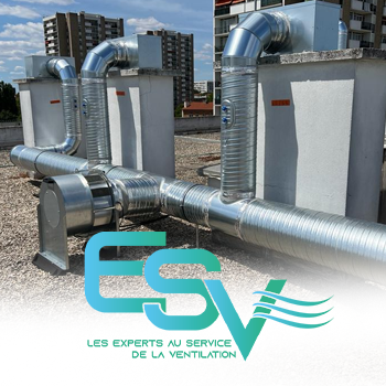 Système de ventilation sur un toit urbain avec logo ESV.
