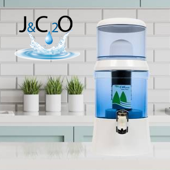 Distributeur deau filtrée sur un comptoir de cuisine moderne.