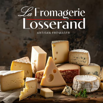 Assortiment de fromages artisanaux sur une table en bois.