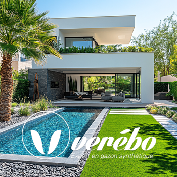 Maison moderne avec jardin en gazon synthétique et piscine.